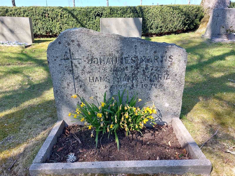 Grave number: HV 33   23, 24