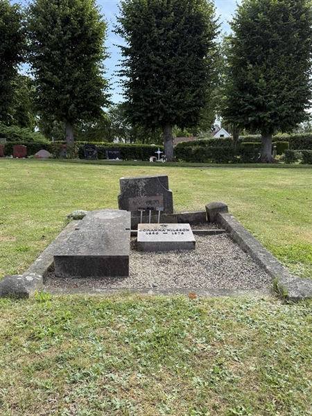 Grave number: ON C   412, 413
