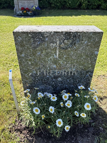 Grave number: 4 G GH   104