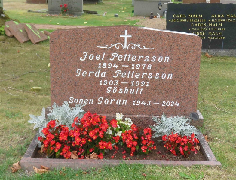 Grave number: 01 K   308, 309