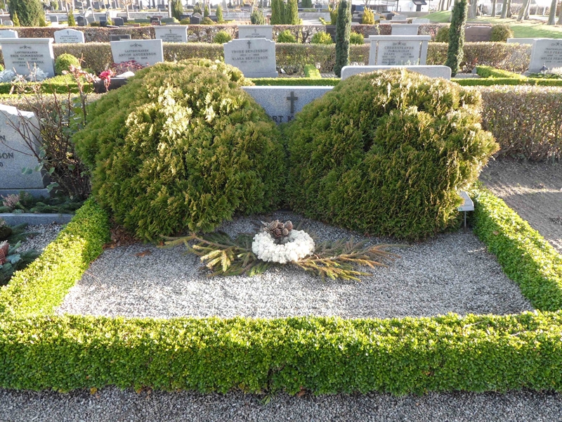 Grave number: ÖTN NVK2   121, 122