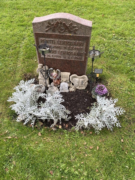 Grave number: 2 C   656-657