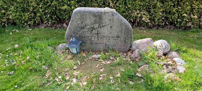 Grave number: 3 Nya K    73-74
