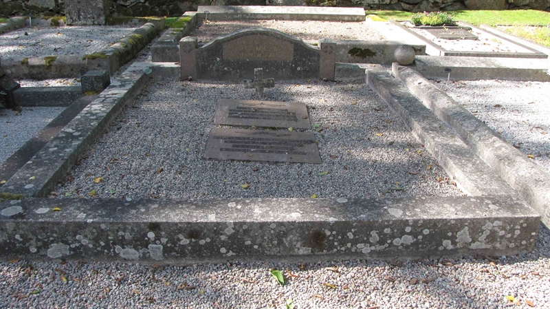 Grave number: HG HÄGER   166, 167