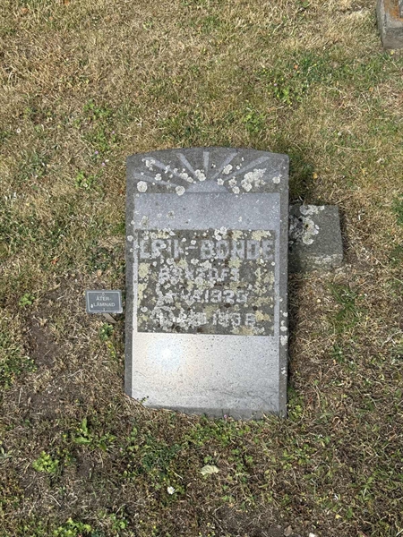 Grave number: FÅ D 75, 76, 77