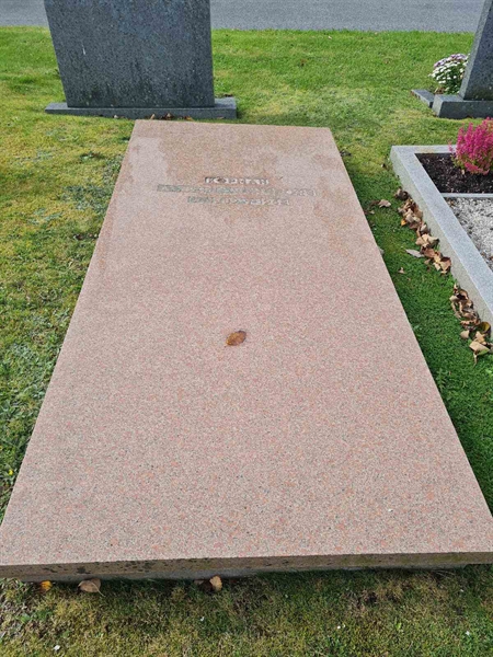 Grave number: F 04   104