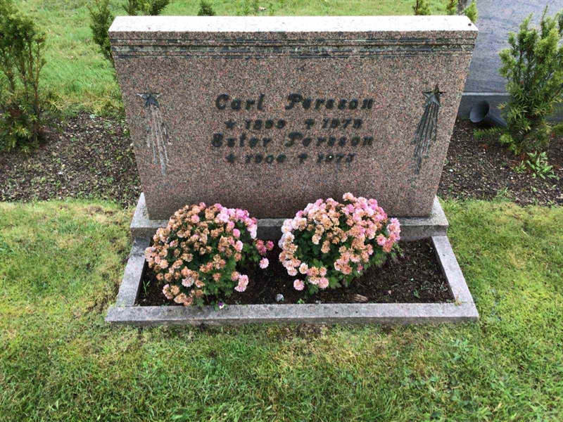 Grave number: 20 F 32-33