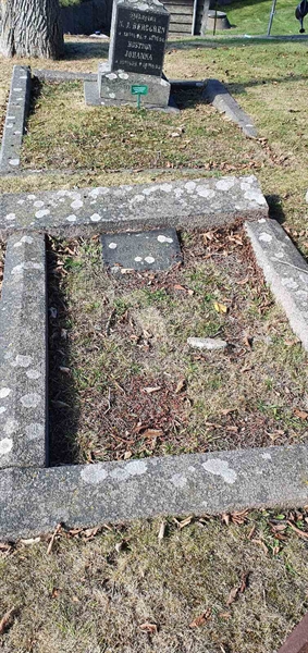 Grave number: SG 02   254, 255