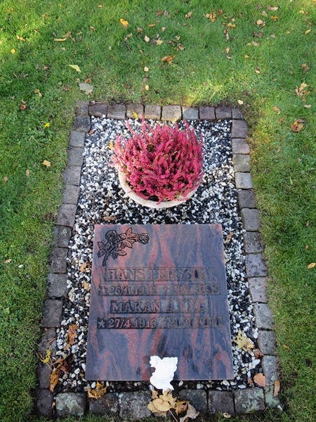 Grave number: HNB II     7