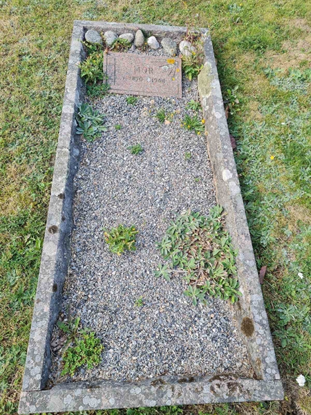 Grave number: F 02    56