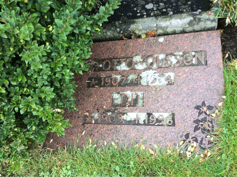 Grave number: KN 01   119, 120