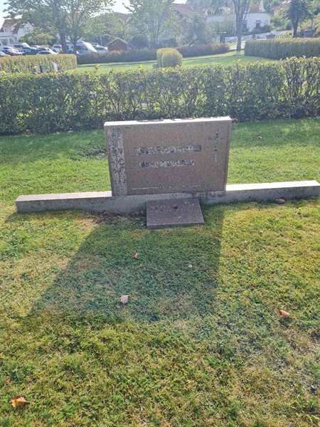 Grave number: F 04    76, 77