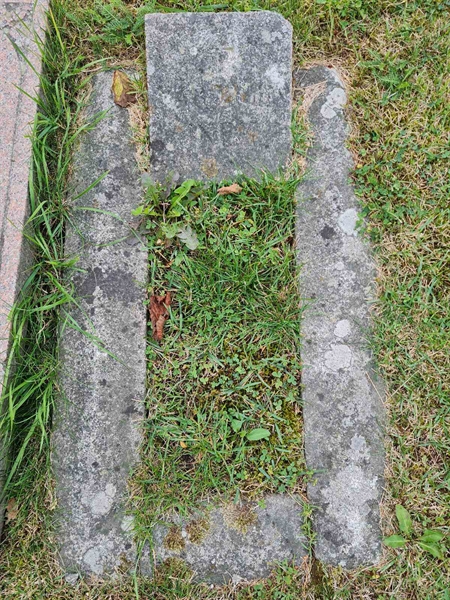 Grave number: F 02   295