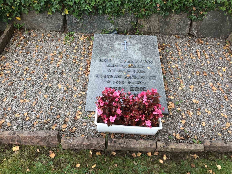 Grave number: 20 L    66-67