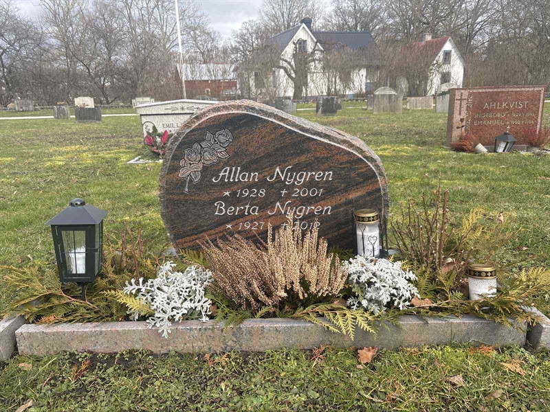 Grave number: E E 166, 167