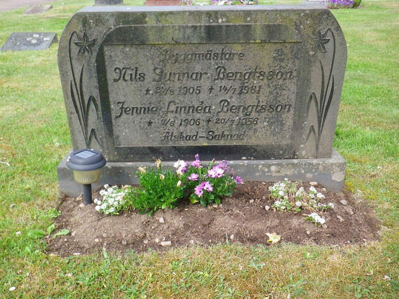Grave number: LO N    31, 32