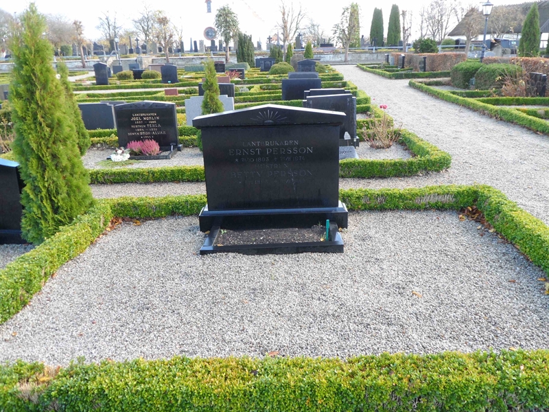Grave number: ÖTN NMK4    66, 67, 68