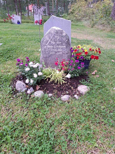 Grave number: 2 Q  2744