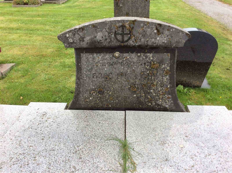 Grave number: KN 02   409, 410, 411