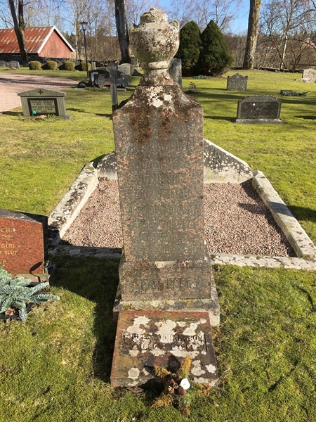 Grave number: 2 B 002