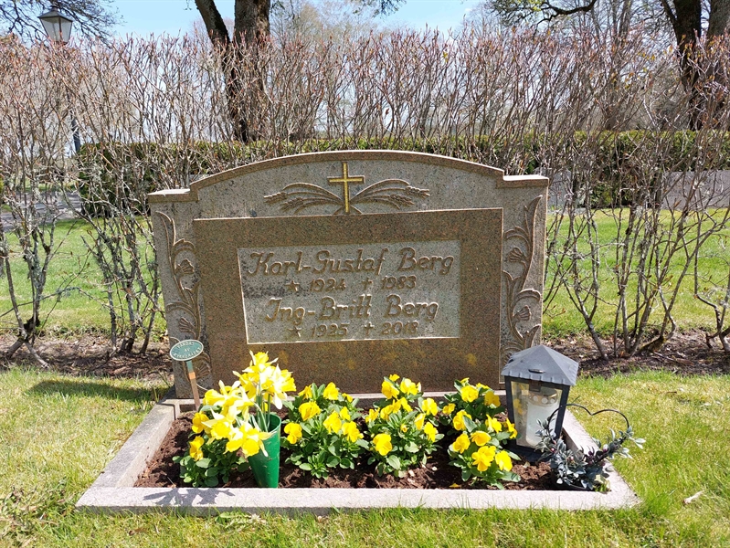 Grave number: HÖ 7   26, 27