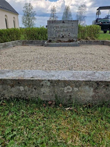 Grave number: 1 07  880, 881, 882