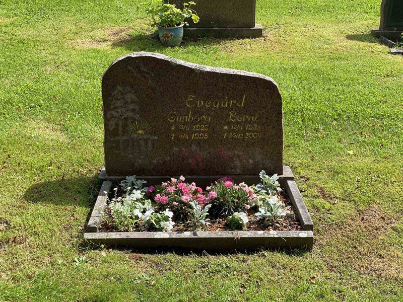 Grave number: 8 3   120-121
