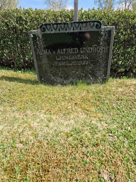Grave number: 501 09 1296-1298