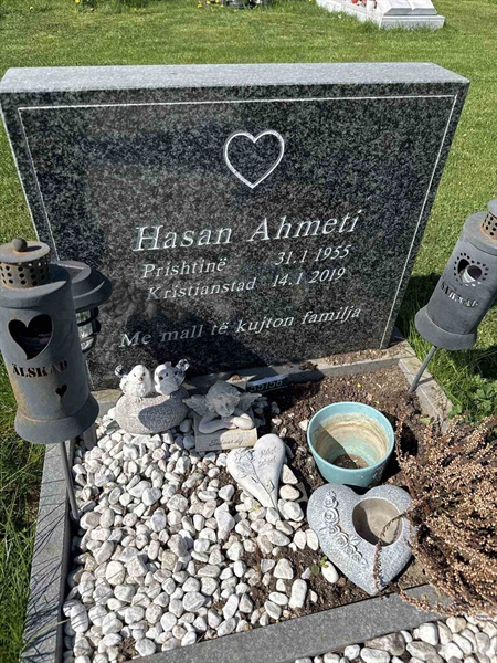 Grave number: R 05M 165, 166