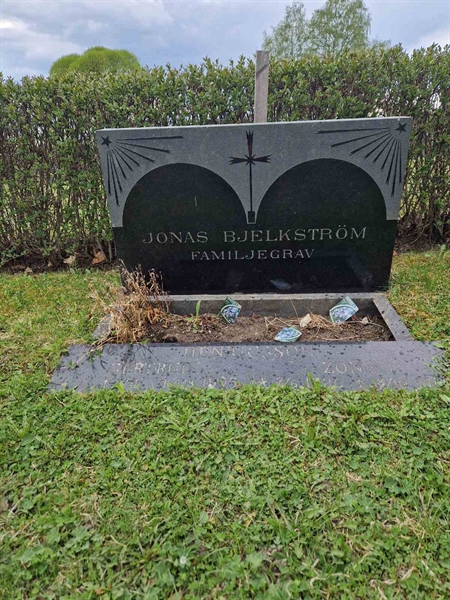 Grave number: 501 10 1506-1508