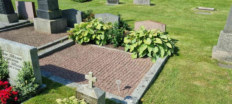 Grave number: SK 1 01  049, 050