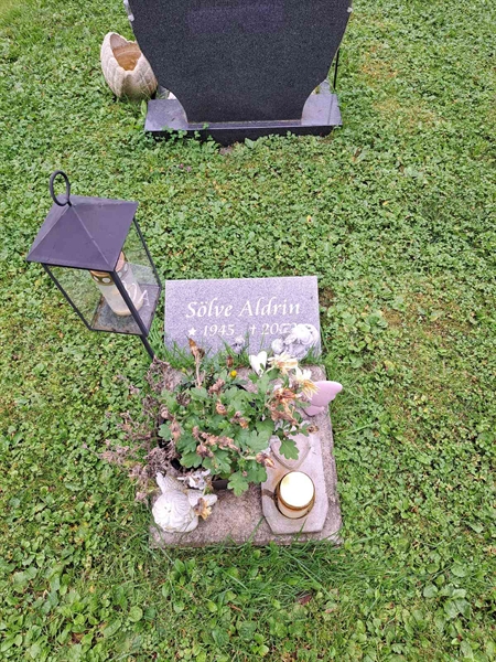 Grave number: 2 N  2704