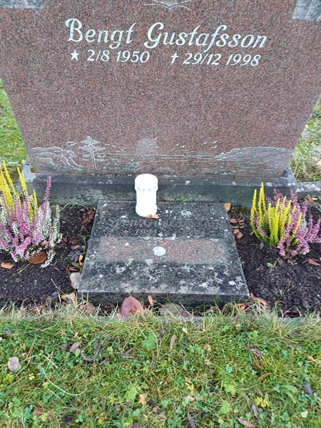 Grave number: JÄ 1 B 3145, 3146, 3147