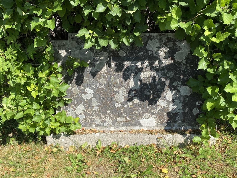Grave number: 8 1 02    32-33