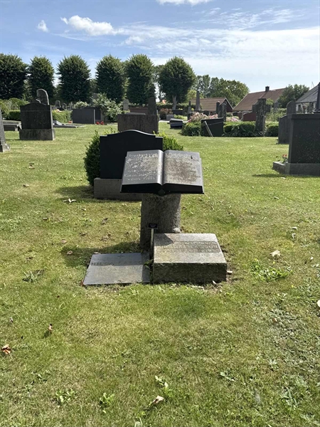 Grave number: ON D    99, 100