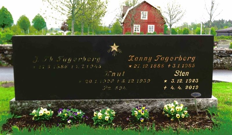 Grave number: 01 C   469, 470, 471