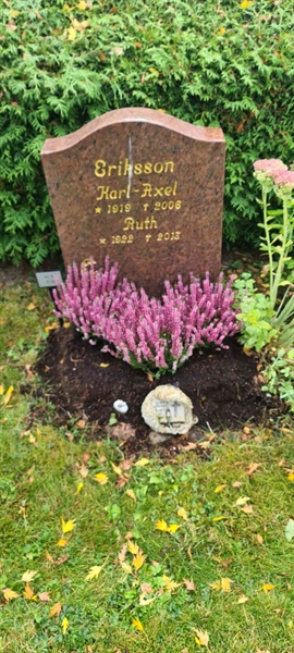 Grave number: M H   17, 18