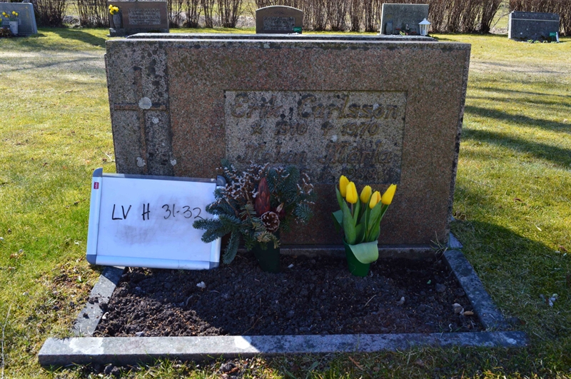 Grave number: LV H    31, 32