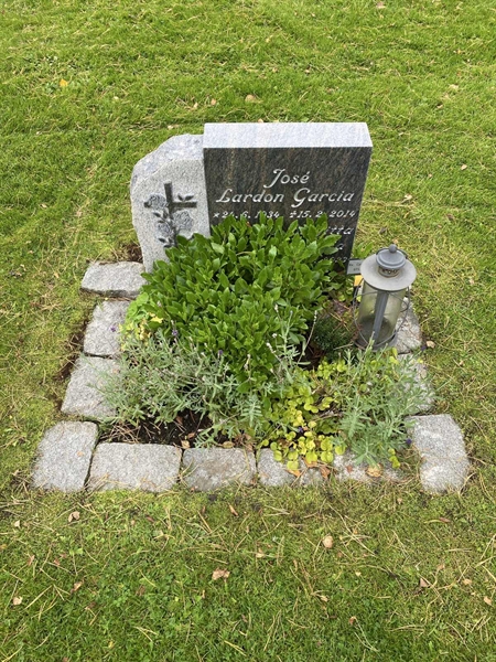 Grave number: 2 C   615-616