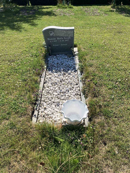 Grave number: R 05M 159, 160