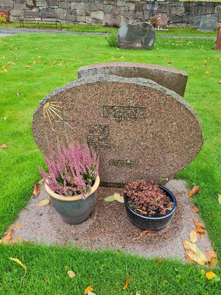 Grave number: K2 02   130, 131