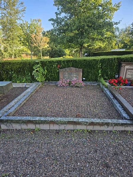 Grave number: Fr 4   322-323