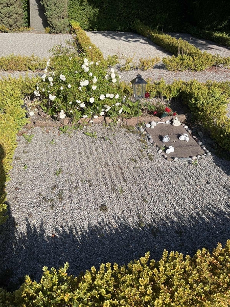 Grave number: NK E 144-145