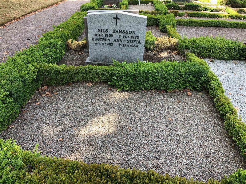 Grave number: Ko 05   105, 106