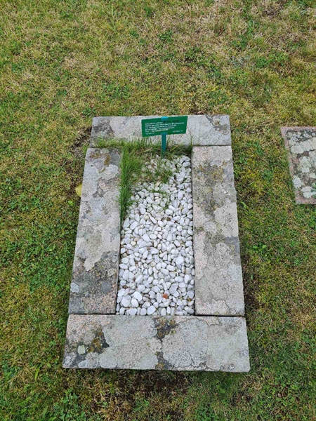 Grave number: F 02   408