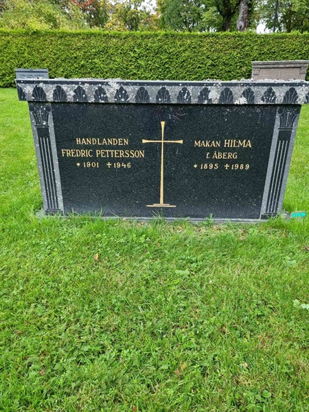 Grave number: 1 10   44