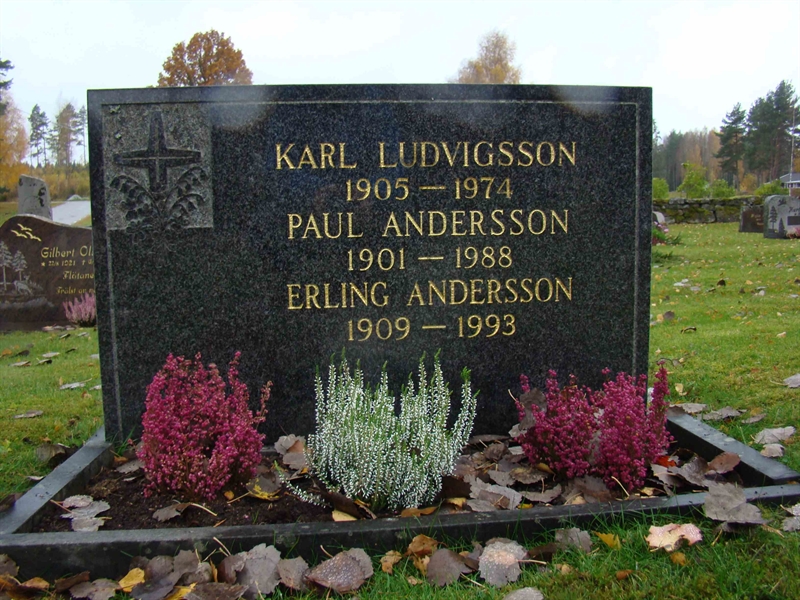 Grave number: 10 Ös 01    75-77
