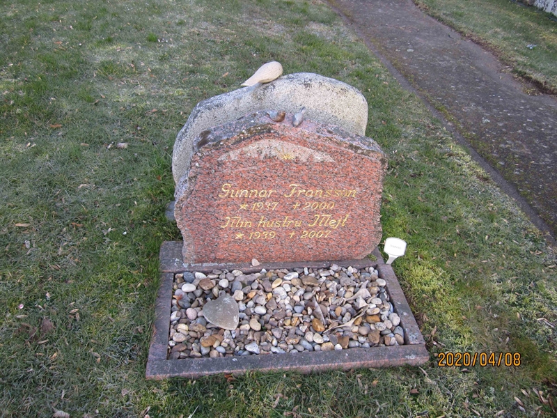 Grave number: 02 I   33