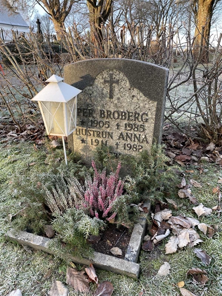 Grave number: H 9    72-73