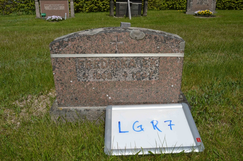Grave number: LG R     7